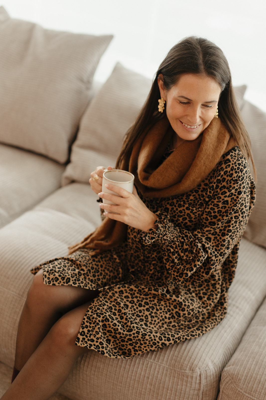 Chocoladebruine sjaal dames – warme winter scarf in zacht materiaal met speelse franjes