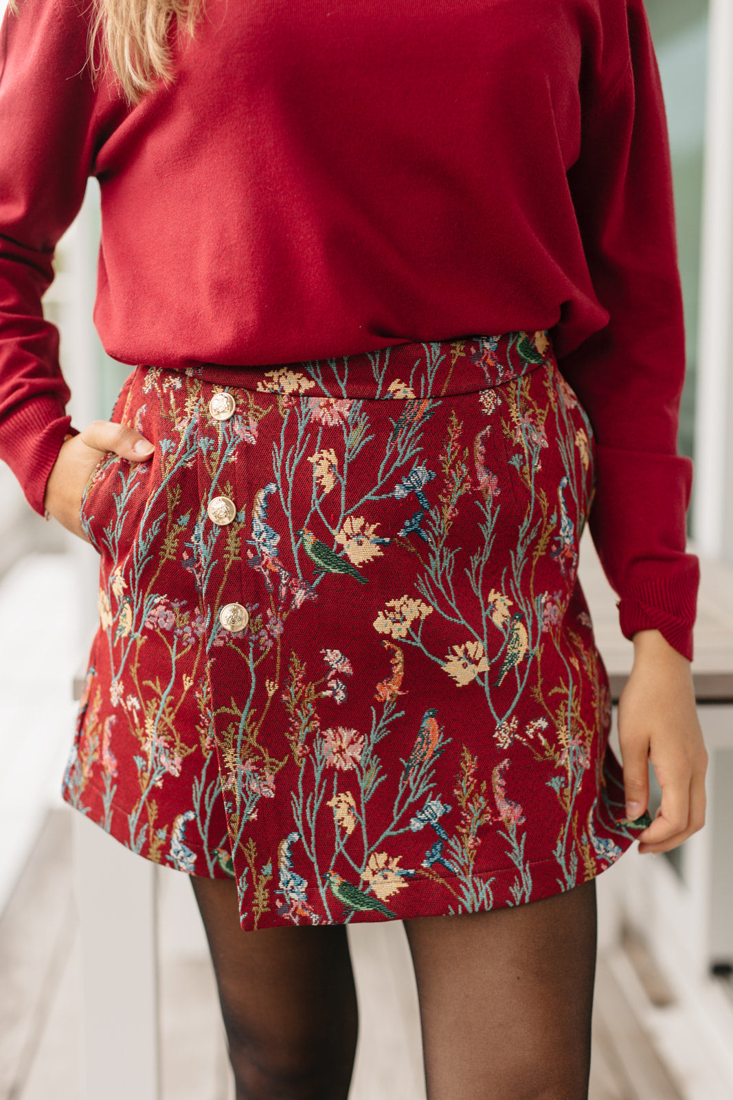Bloemenprint skort dames – stijlvolle short-rok met gouden knopen en voorsplit