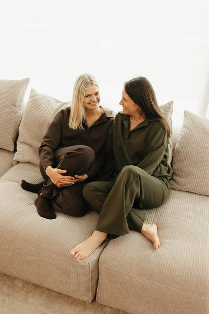 Casual chic dames set – sweater met polo kraag en lange broek met zakken, verkrijgbaar in beige en chocoladebruin bij My Dressing