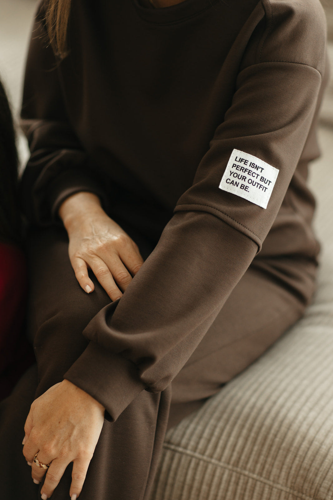 Loungewear set dames bruin – oversized sweater en broek met elastiek en subtiel mouwdetail