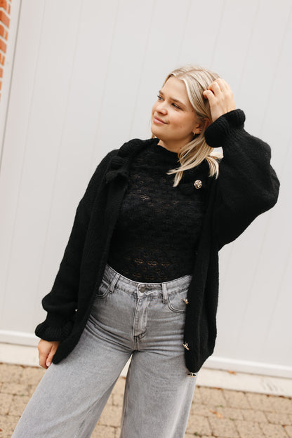 Elegante zwarte vest dames – cardigan met kraag en subtiel structuurdetail aan hals en mouwen