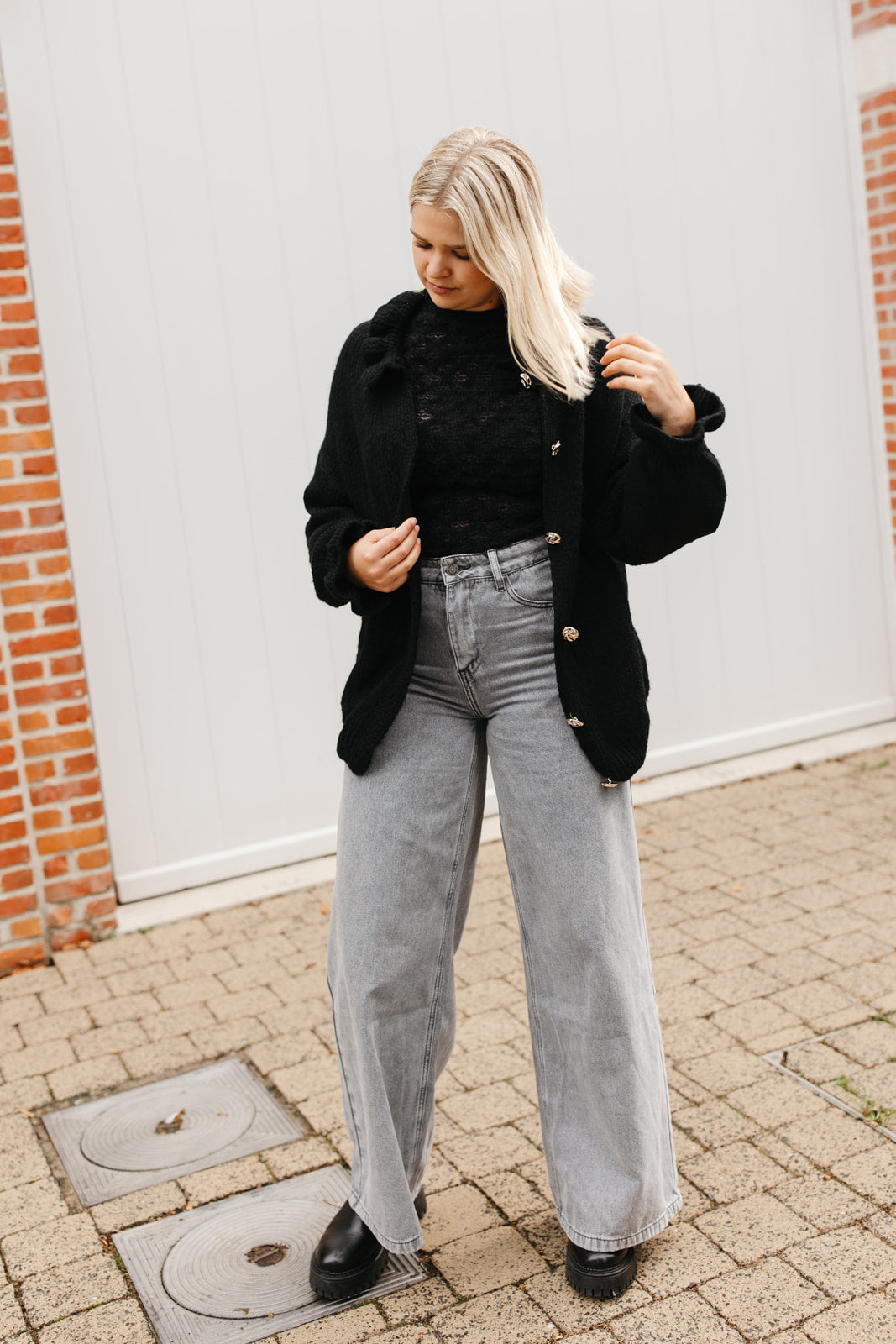 Zwarte cardigan dames – elegante vest met opstaande kraag en verfijnde structuurdetails bij My Dressing