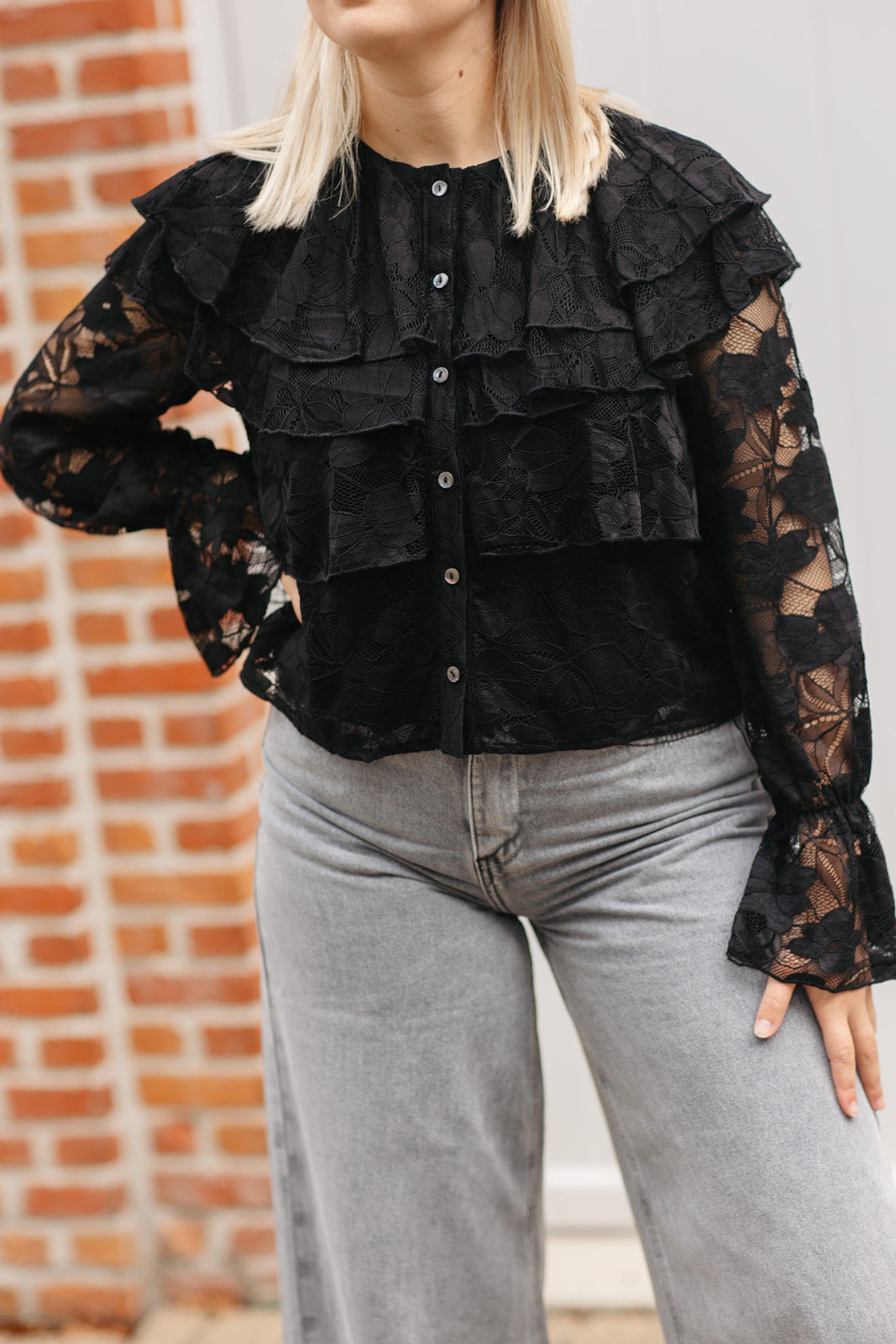 Zwarte blouse dames – elegante blouse met bloemenstructuur, ruffle schouders en wijde mouwen bij My Dressing