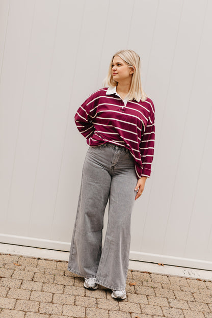 Gestreepte polo dames – oversized top met bordeaux en witte strepen en preppy look