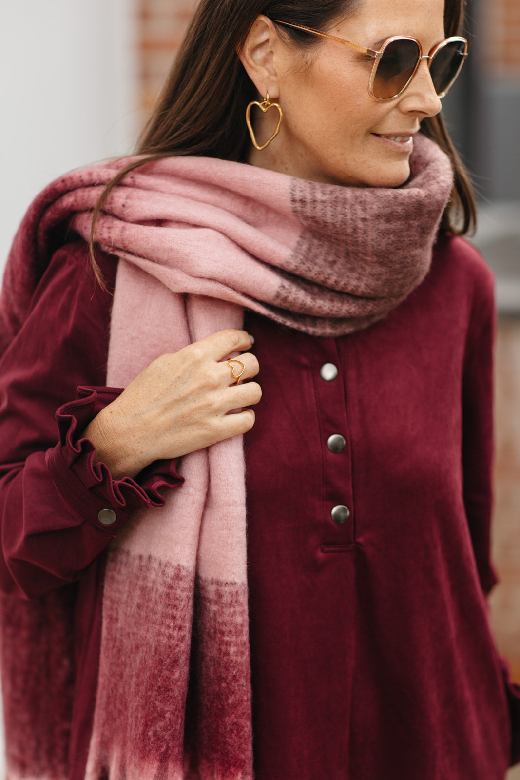 Ombre sjaal dames – zachte fluffy winter sjaal in roze en bordeaux tinten bij My Dressing