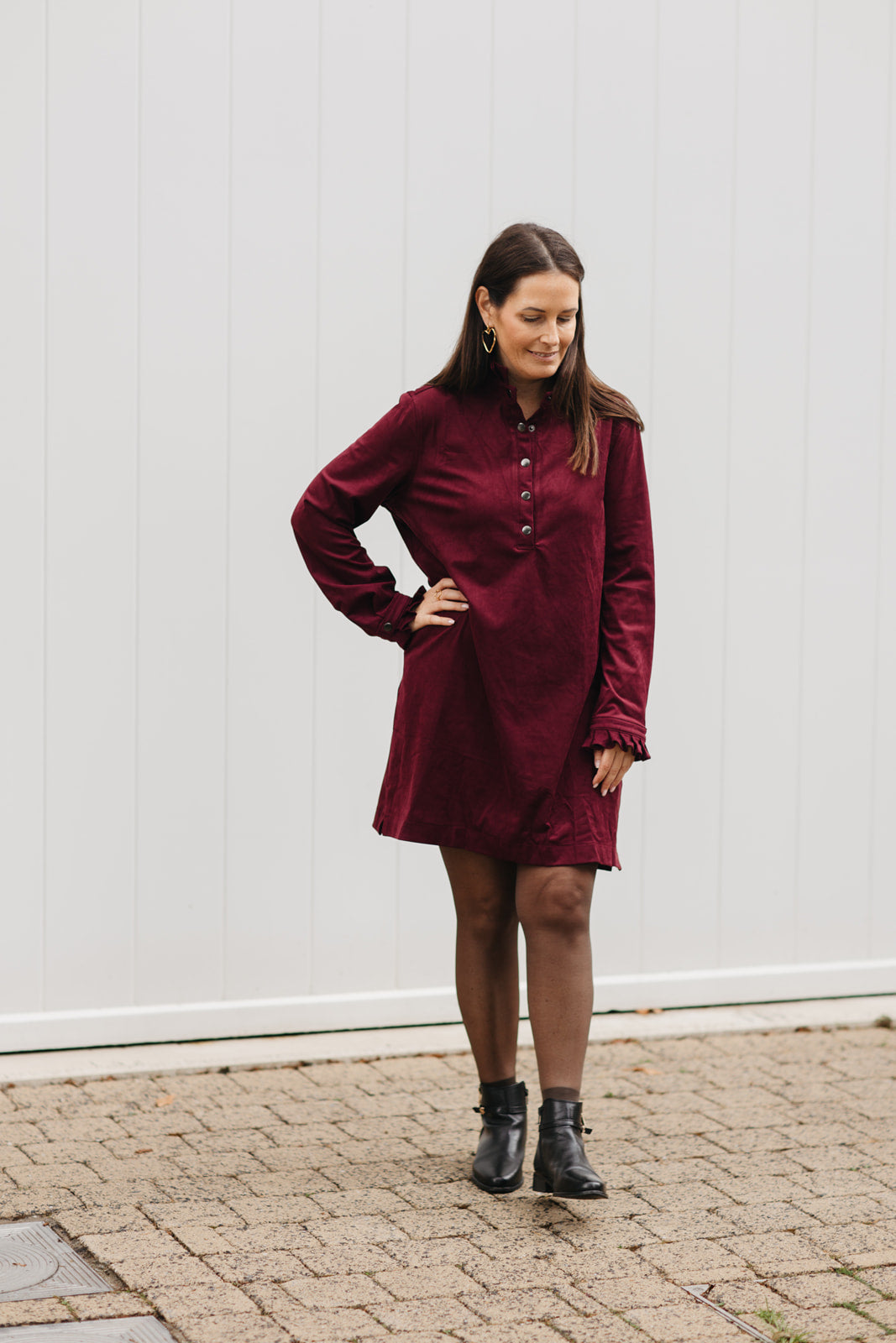 Lange faux suede dress dames – bordeaux jurk in zachte suèdelook met elegante uitstraling bij My Dressing