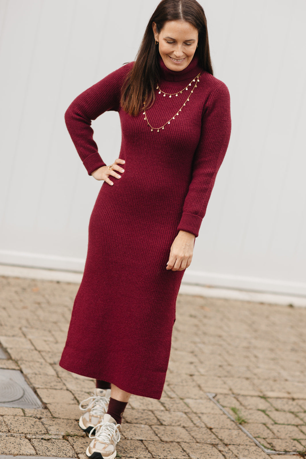 Lange gebreide jurk dames – burgundy jurk met rolkraag en korte splitjes bij My Dressing