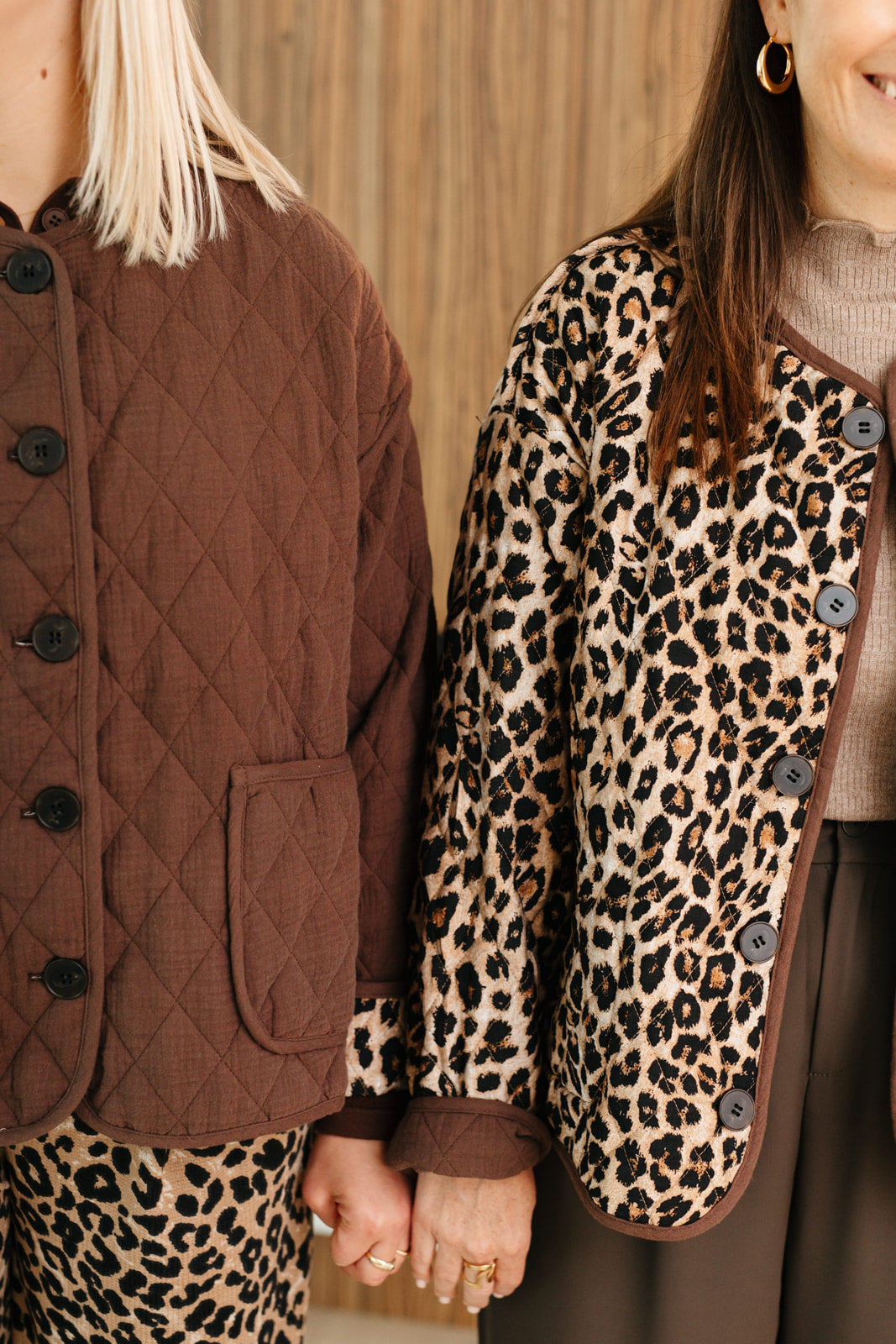 Chocoladebruine jas dames – reversible model met leopard print en grote zwarte knopen