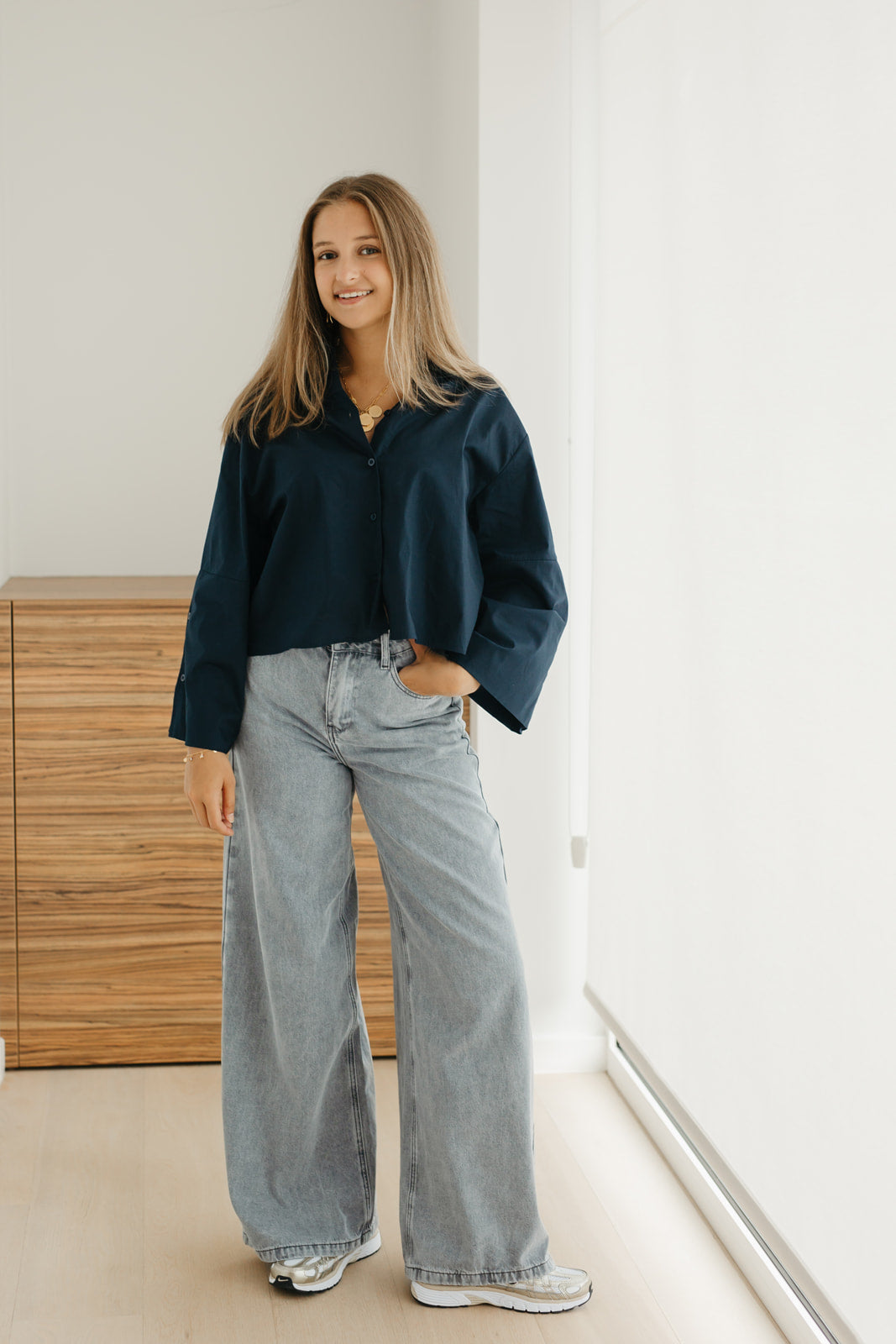Blauwe cropped blouse – stijlvolle dames top met oversized pasvorm en wijde mouwen