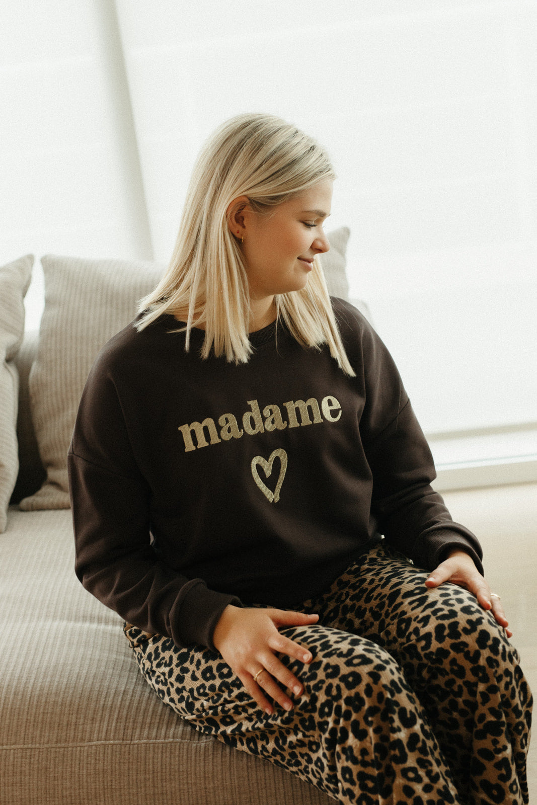 Comfy sweater dames – chocoladebruine trui met MADAME print in goudkleur