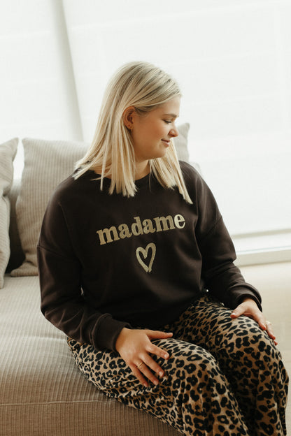 Comfy sweater dames – chocoladebruine trui met MADAME print in goudkleur