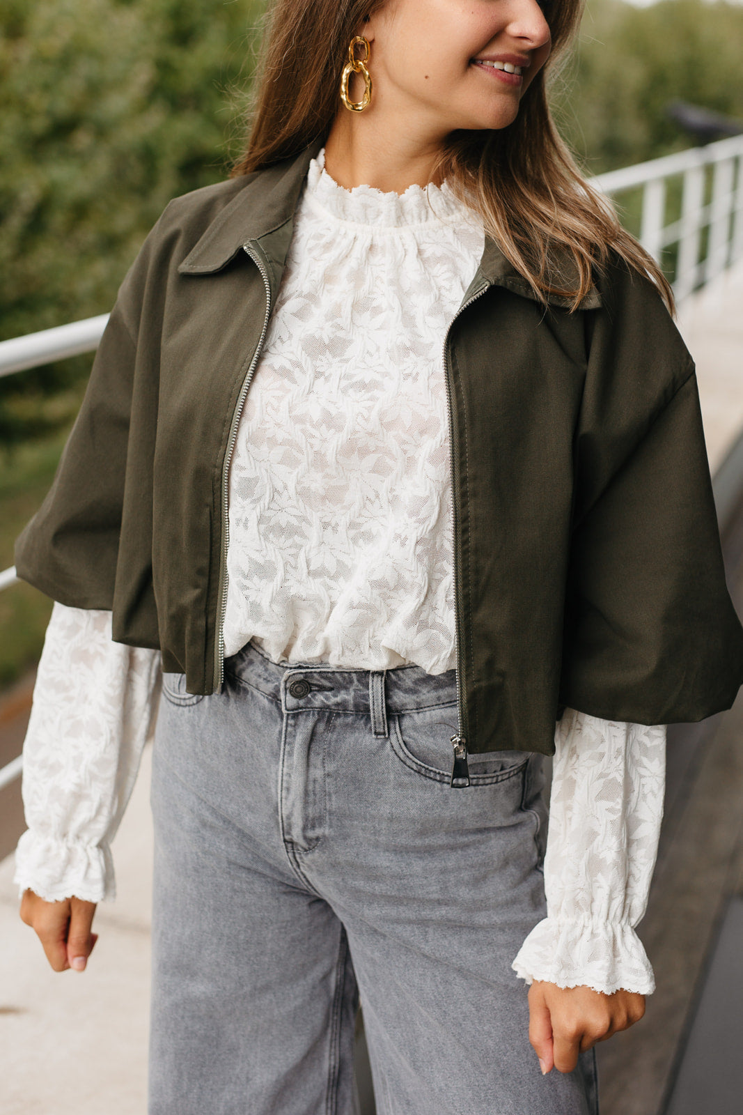 Olijfgroen cropped jasje dames – kort jack met ritssluiting, kraag en pofmouwen bij My Dressing