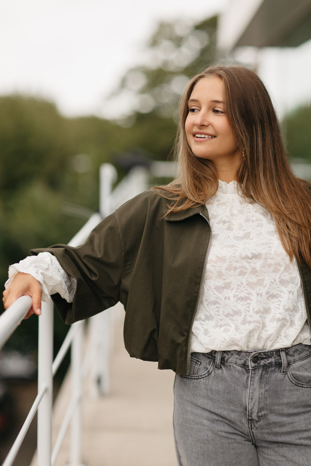 Cropped jasje dames – olijfgroen model met elastische korte mouwen en stijlvolle look