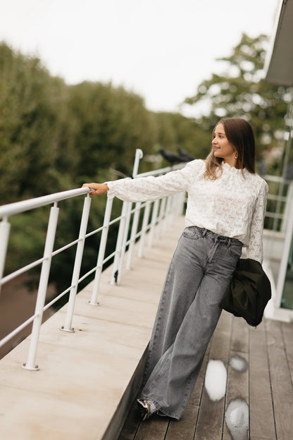 Elegante beige blouse – vrouwelijke blouse met bloemendetails en lange mouwen