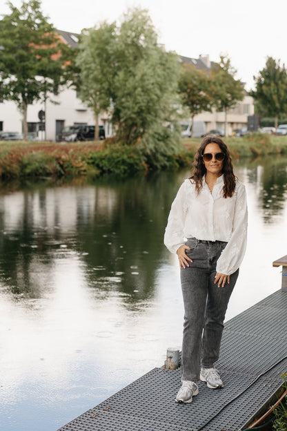 Grijze mom-fit jeans – high-waist dames jeans met rits, knoopsluiting en rechte pijp