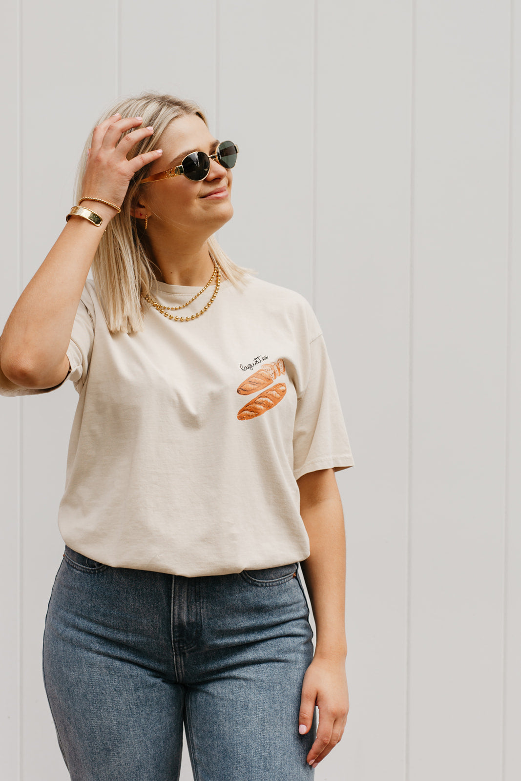 Casual beige T-shirt – ademend 100% katoen met foodie baguette print