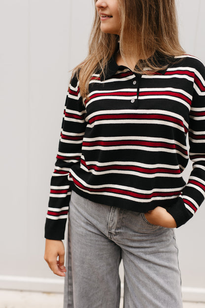 Zwarte gestreepte polo dames – lange mouwen en bordeaux-witte accenten bij My Dressing