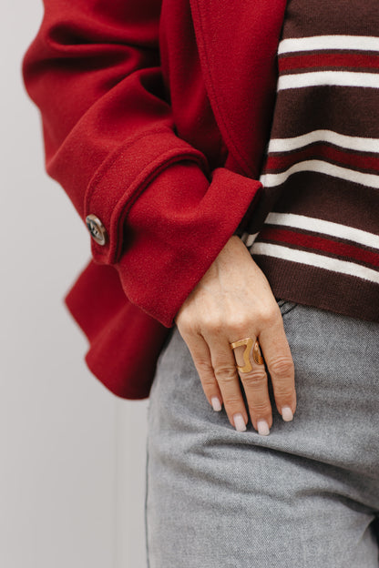 Trendy gestreepte polo – chocoladebruine damespolo met bordeaux en witte accenten voor een classy look