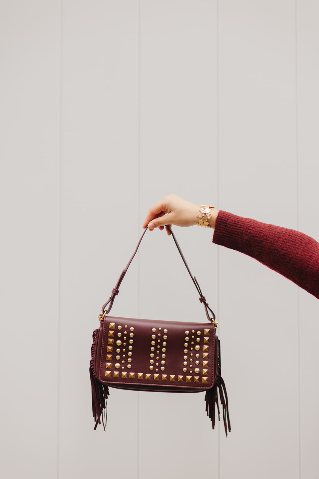Bordeauxrode statement tas – dameshandtas met gouden studs, kettingdetail en fringes bij My Dressing