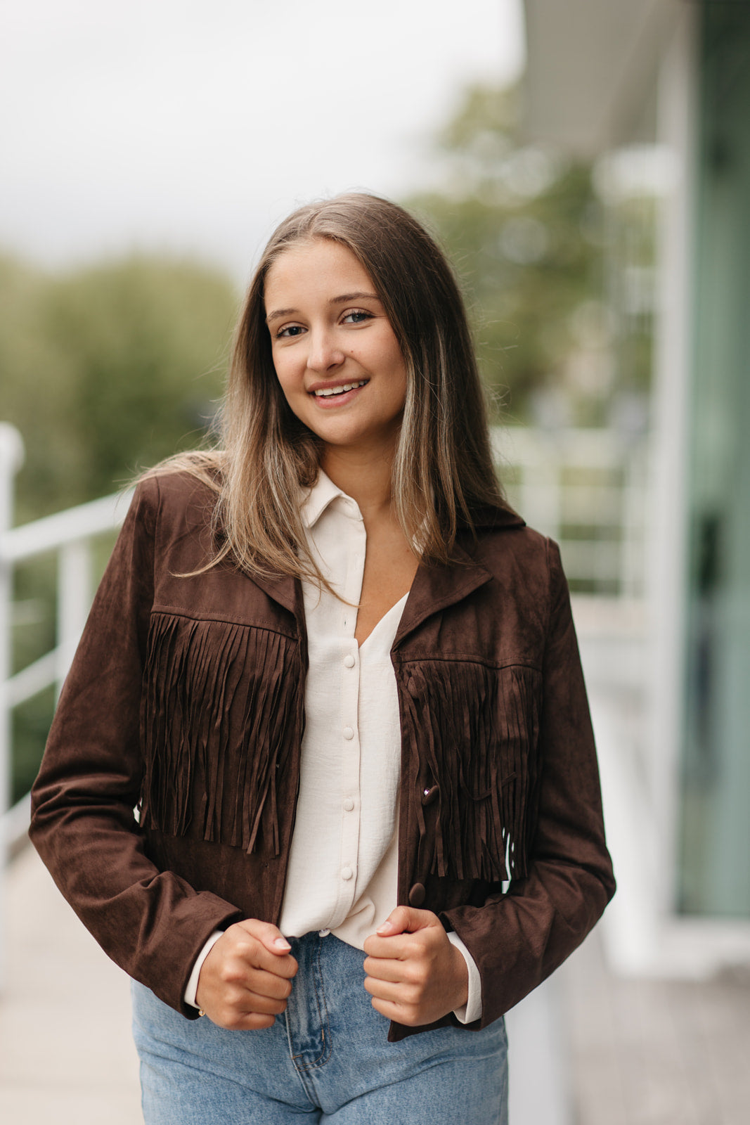 Bruin suede look jasje dames – cropped model met franjes en knopen vooraan bij My Dressing
