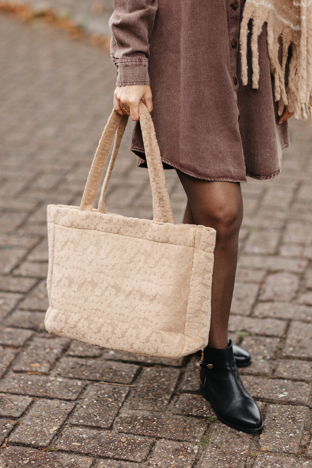 Beige tas met bloemenprint – grote dames handtas met stevige handvaten en binnenzakjes bij My Dressing