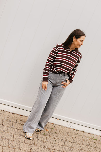 Trendy gestreepte polo – chocoladebruine damespolo met bordeaux en witte accenten voor een classy look