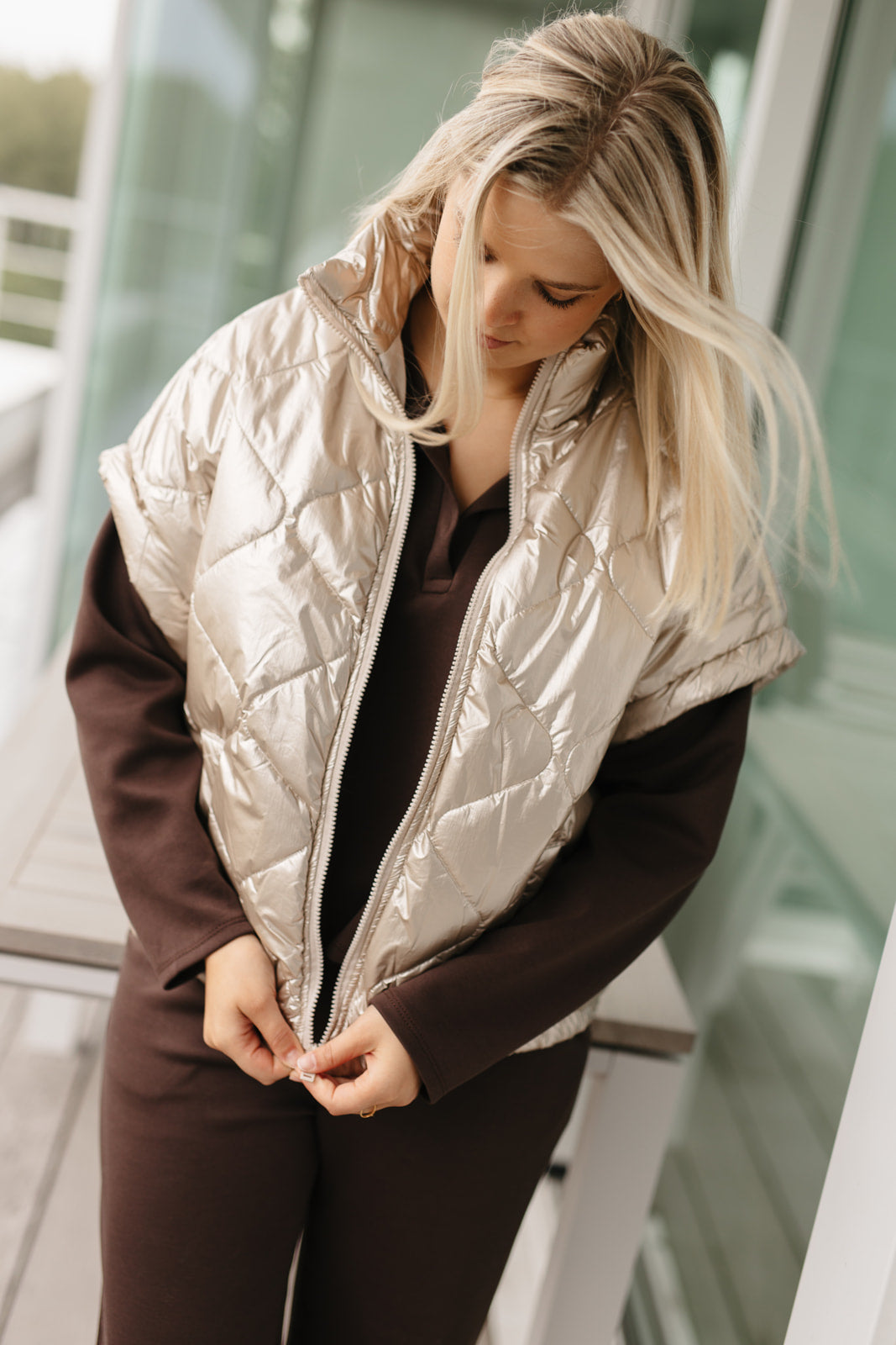Gouden bodywarmer dames – quilted metallic gilet met hoge kraag en ritssluiting bij My Dressing