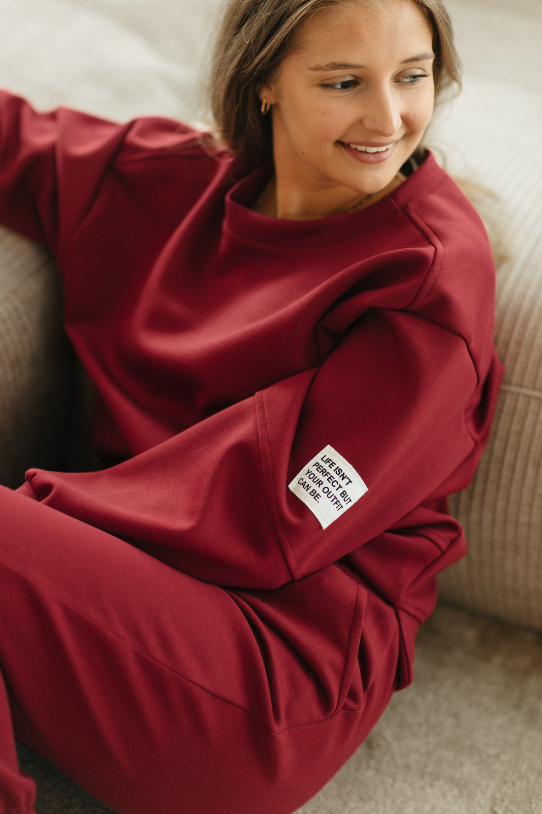 Burgundy oversized set dames – sweater en comfy broek met elastische taille en knooplintje bij My Dressing