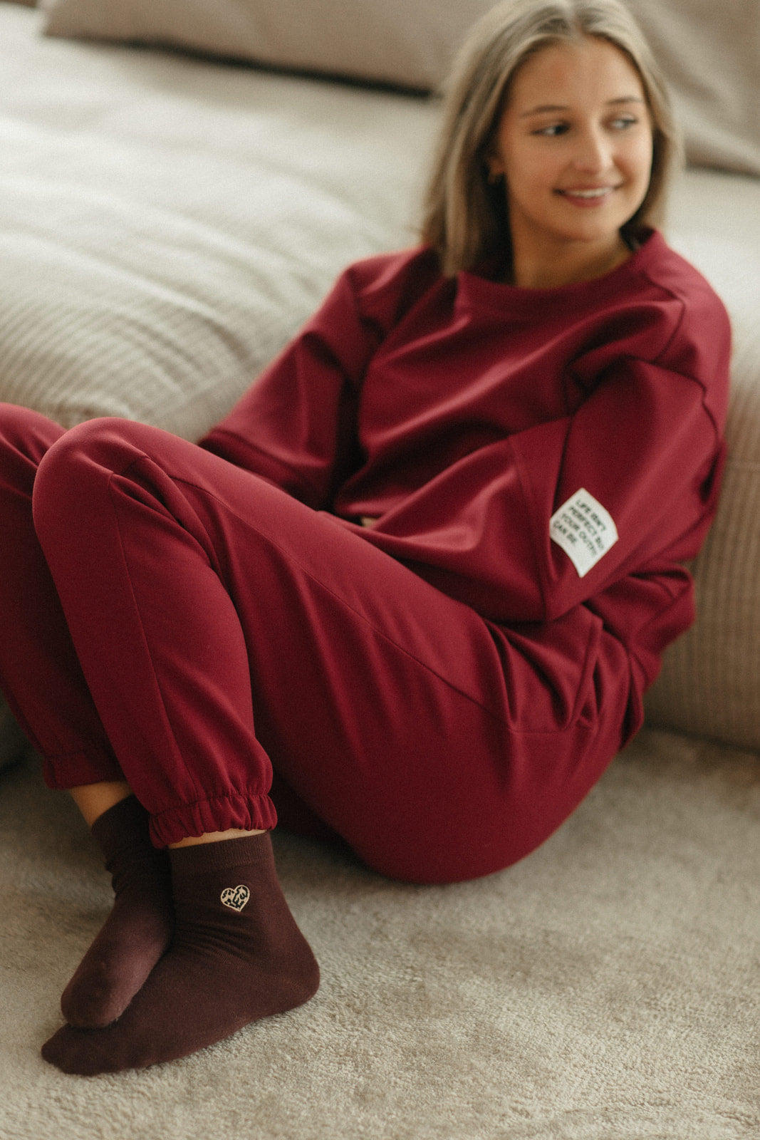 Loungewear set dames bordeaux – oversized sweater en broek met elastiek en subtiel mouwdetail