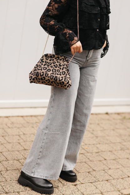 Panterprint clutch – stijlvolle leopard tas met gouden ketting en chique uitstraling