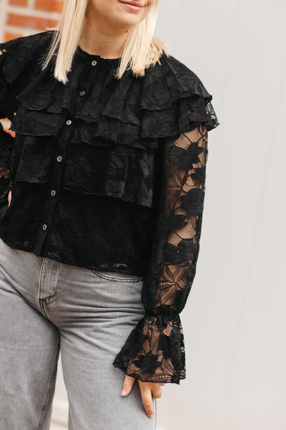 Elegante zwarte blouse – dames top met subtiele glans en ruffle details aan de schouders