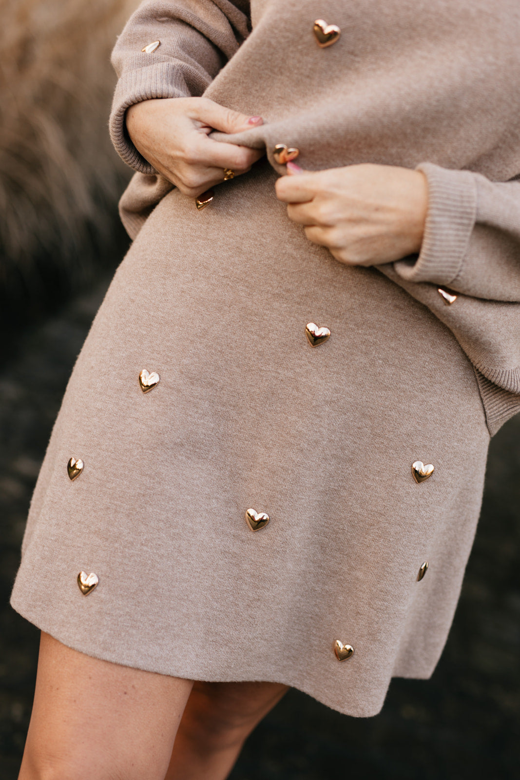 Taupe knit rok met metalen studs in hartvorm - My Dressing
