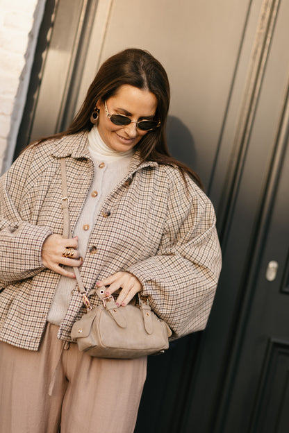Beige handtas in suedelook - trendy it girl bag - My Dressing