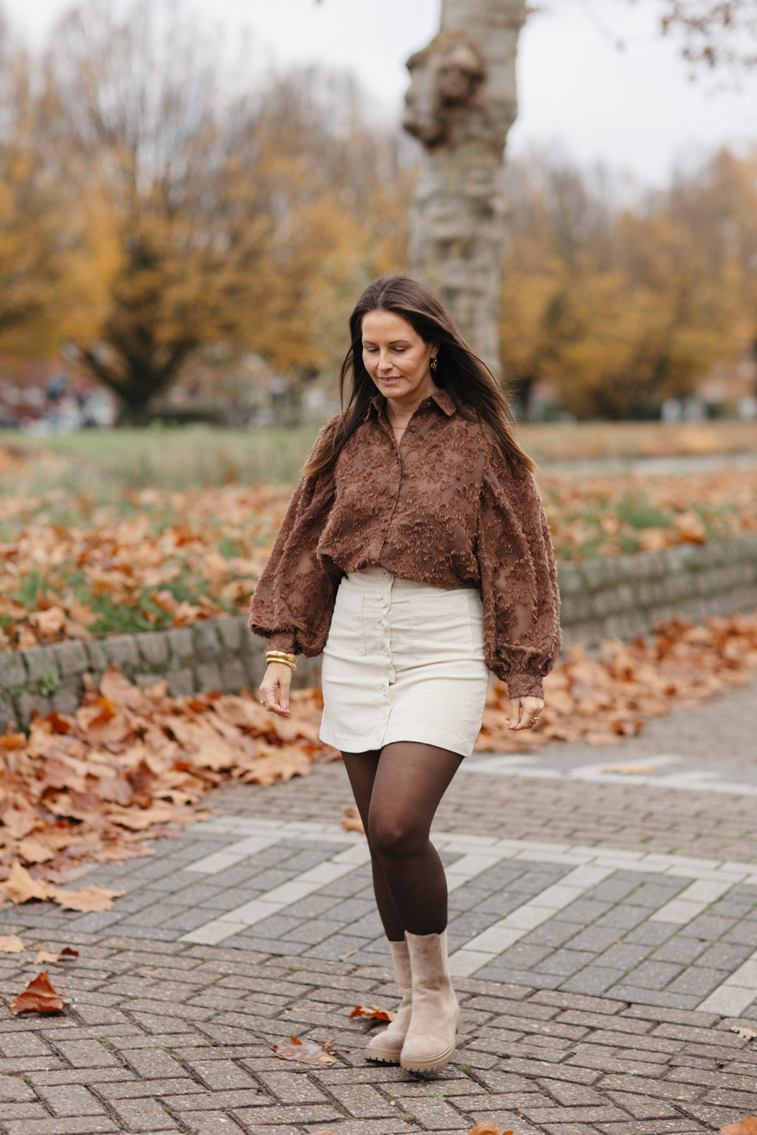 Bruine blouse met pofmouwen en knoopjes