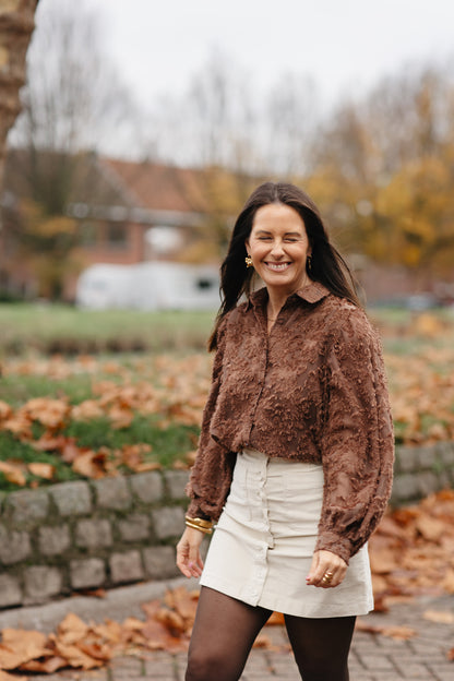 Bruine blouse met pofmouwen en knoopjes