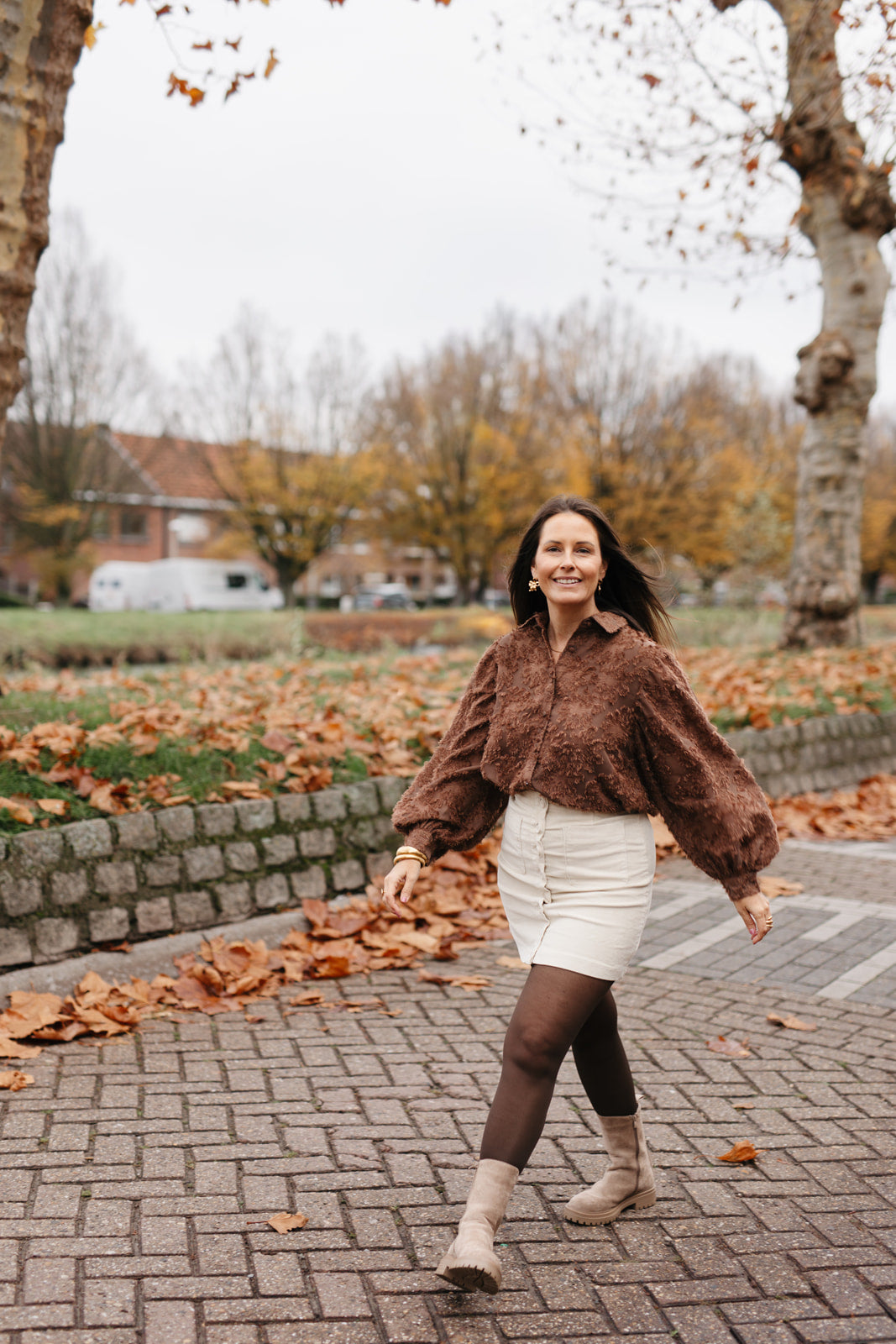 Bruine blouse met pofmouwen en knoopjes