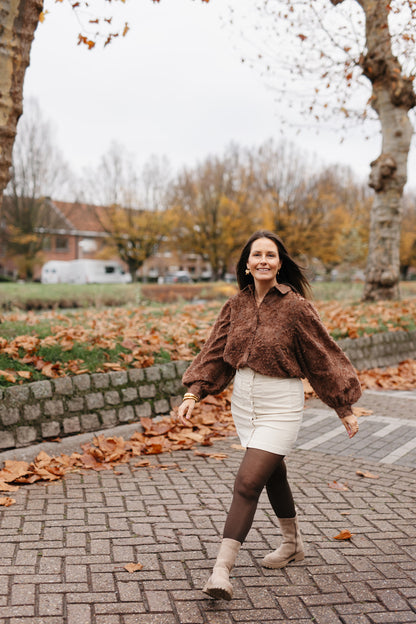 Bruine blouse met pofmouwen en knoopjes