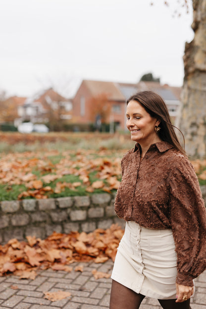 Bruine blouse met pofmouwen en knoopjes
