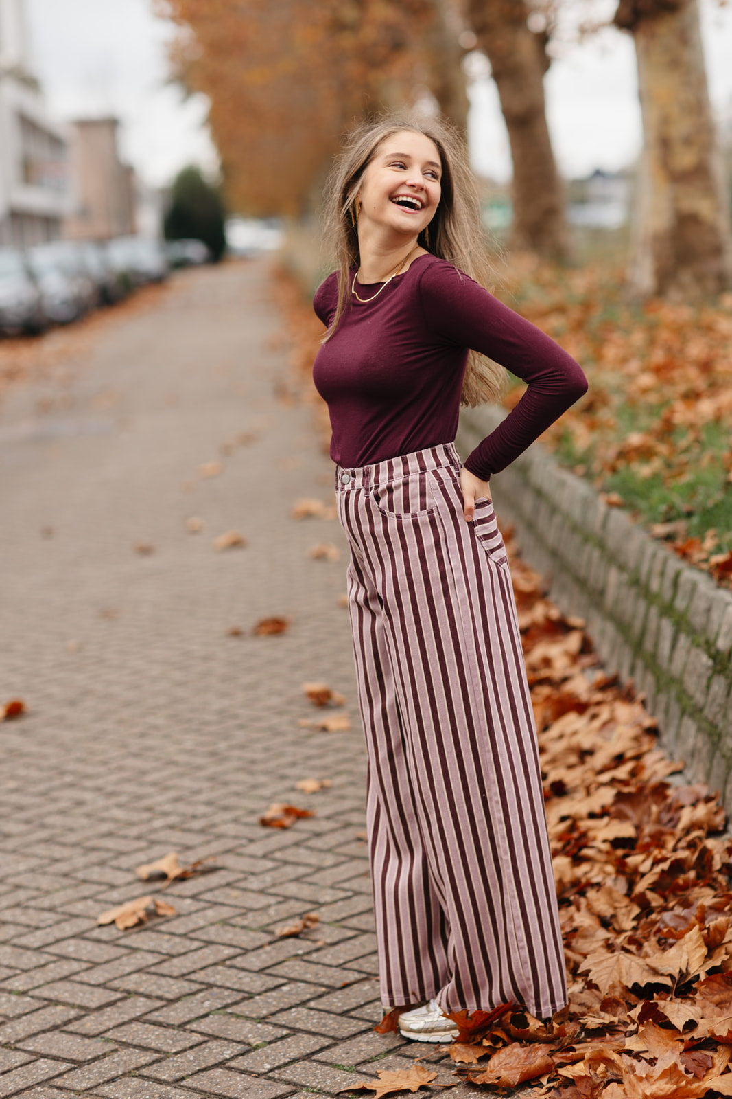 lange gestreepte jeans met roze en burgundy strepen
