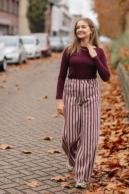 Model draagt burgundy print cashmere longsleeve met ronde hals