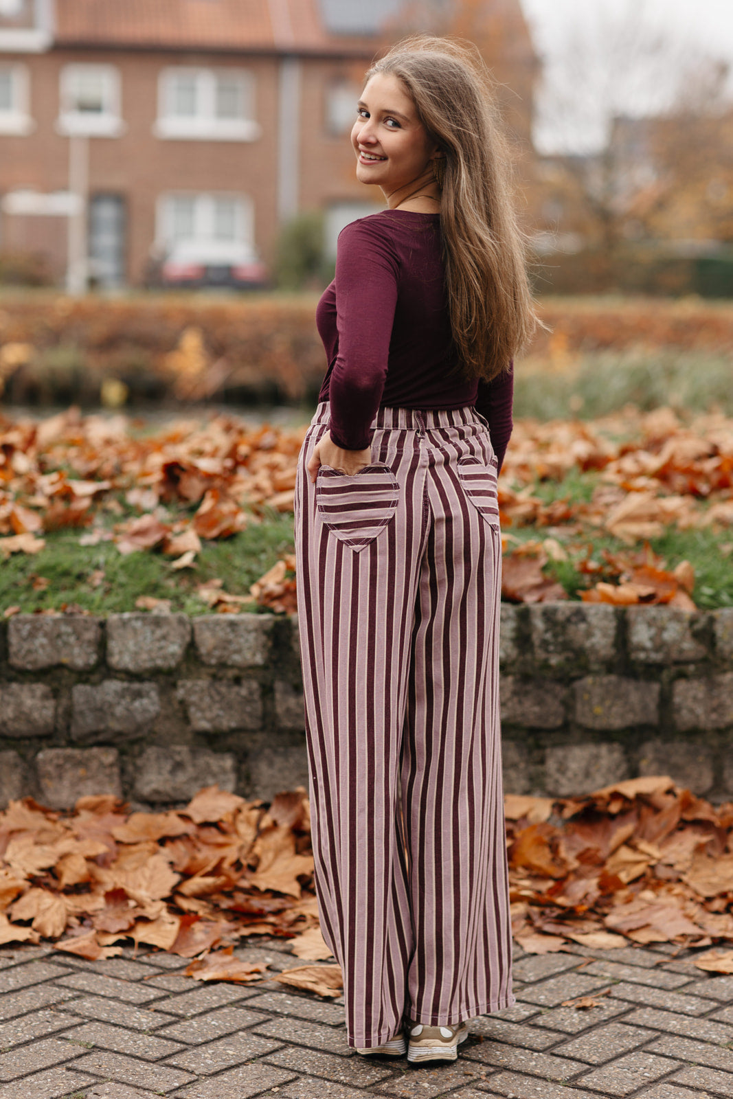 lange gestreepte jeans met roze en burgundy strepen