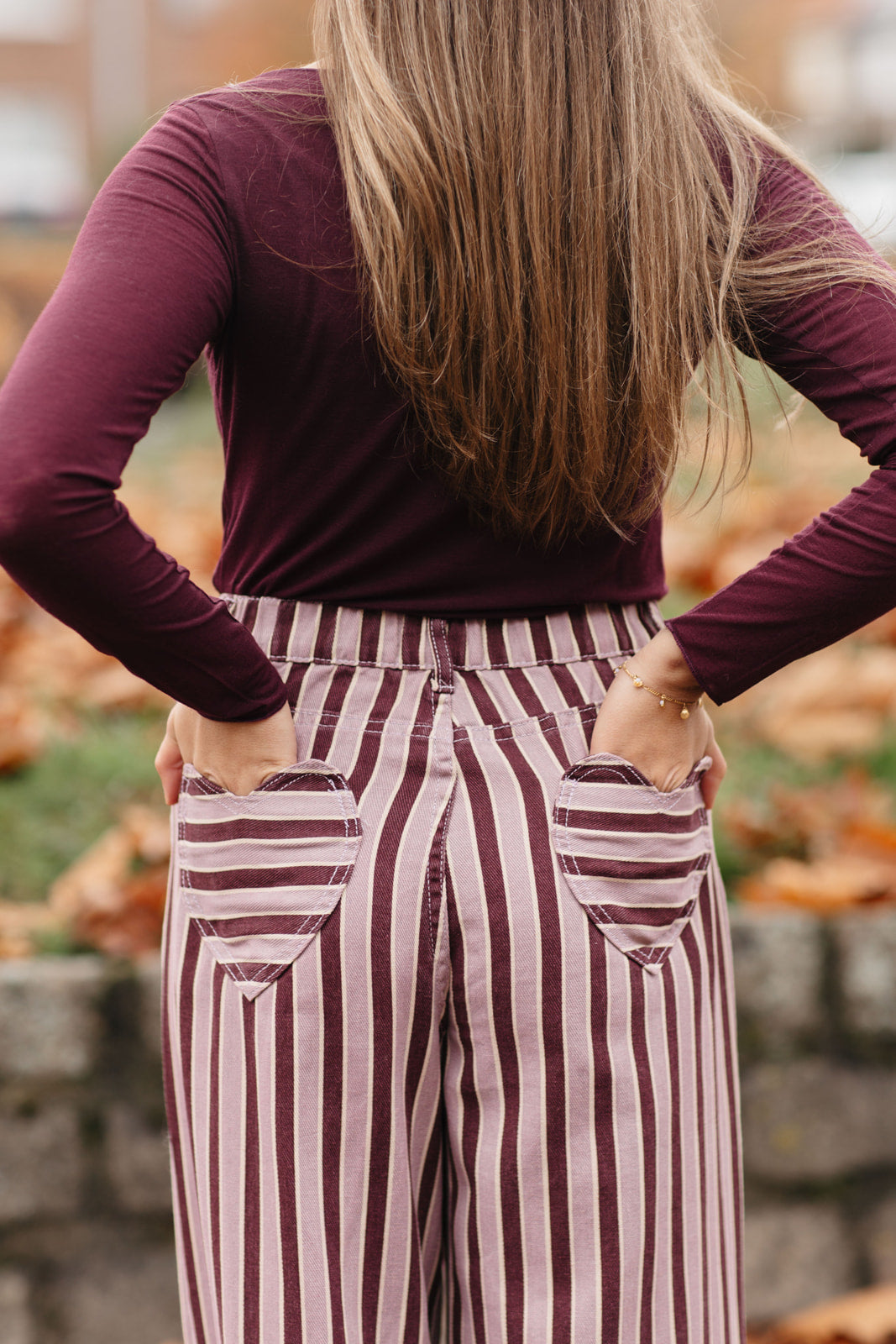 lange gestreepte jeans met roze en burgundy strepen
