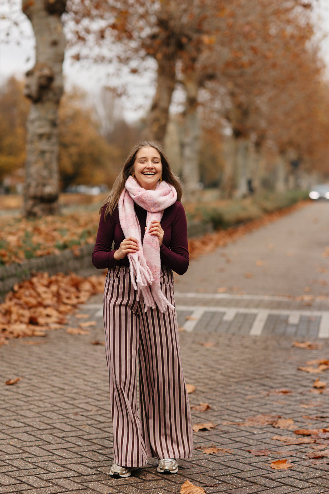 lange gestreepte jeans met roze en burgundy strepen