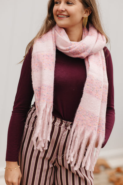 Detail van gekleurde spikkels in zachte roze stof