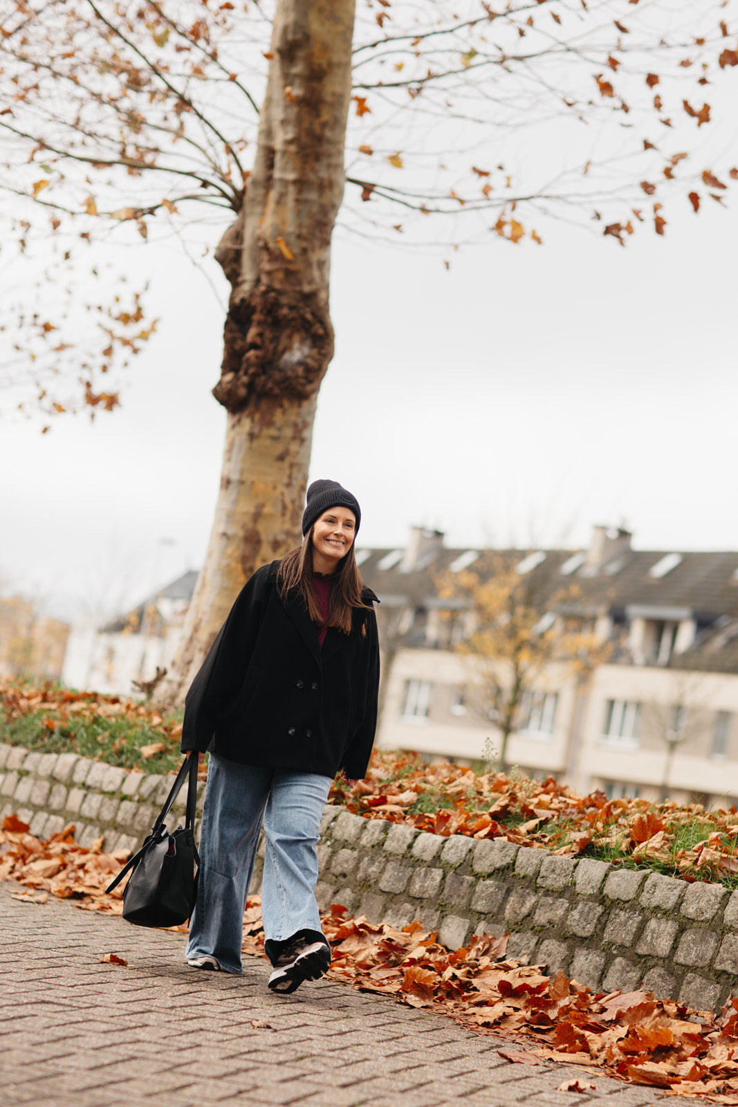 Vlindermouw detail op zwarte jas