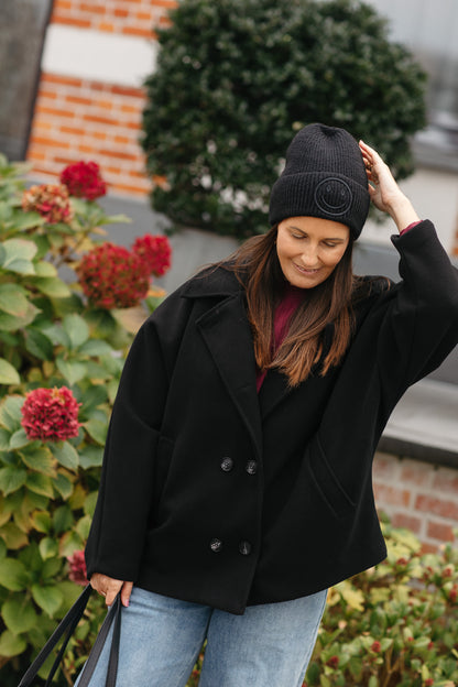 Zwarte muts met geborduurde smiley – vooraanzicht