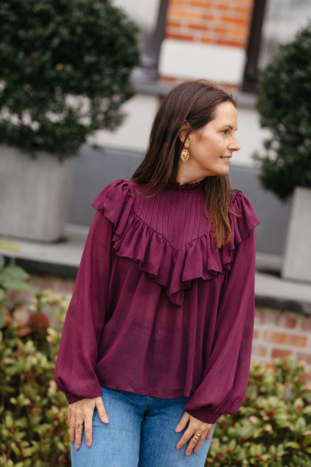 transparante burgundy blouse met opstaande kraag en jeans