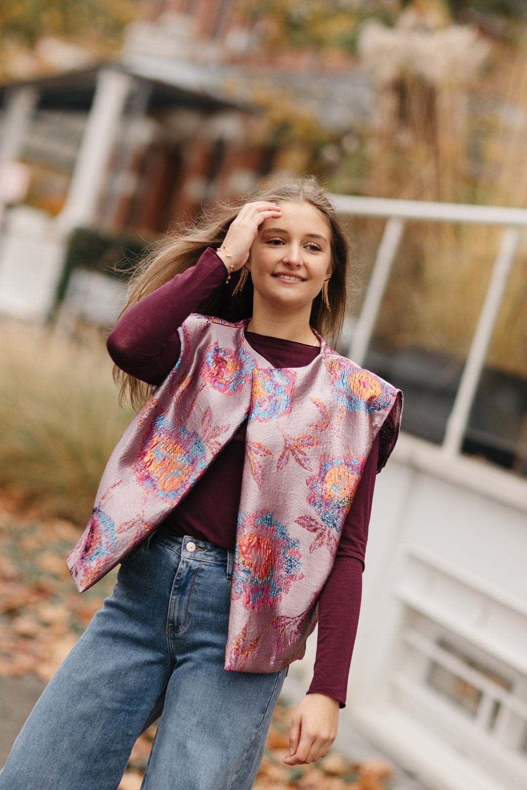 Roze glanzende gilet met kleurrijke glitterdetails