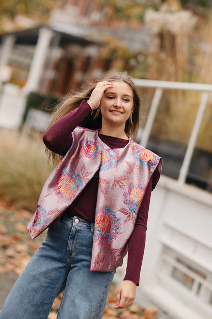 Roze glanzende gilet met kleurrijke glitterdetails