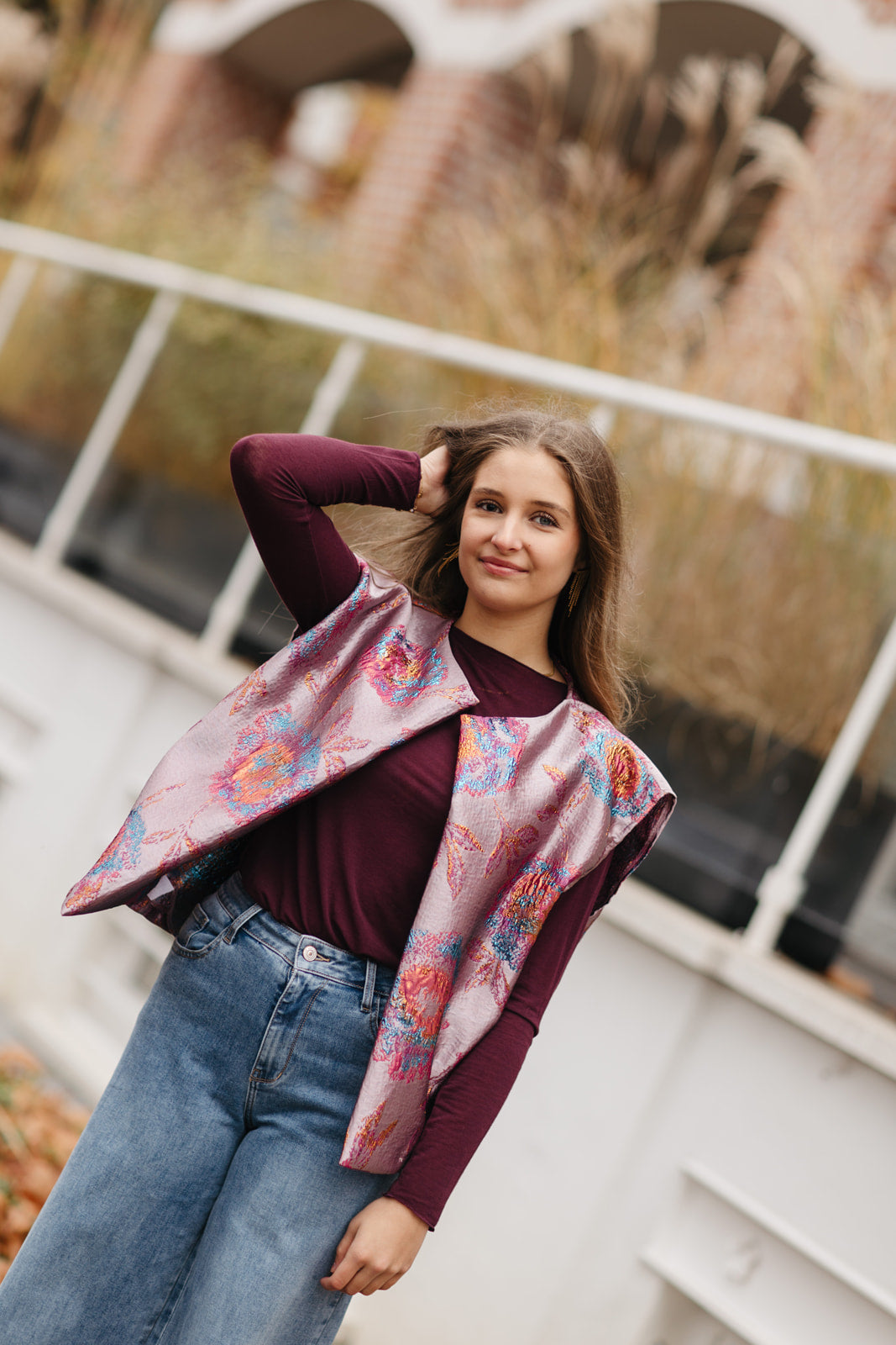 Roze glanzende gilet met kleurrijke glitterdetails